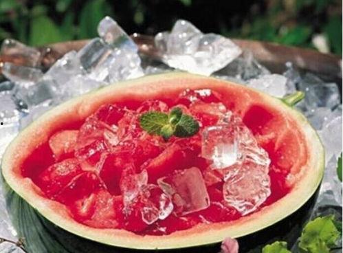 平乡网红吃冰瓜事件,引发网友热议与关注 平乡网红吃冰瓜事件,引发网友热议与关注